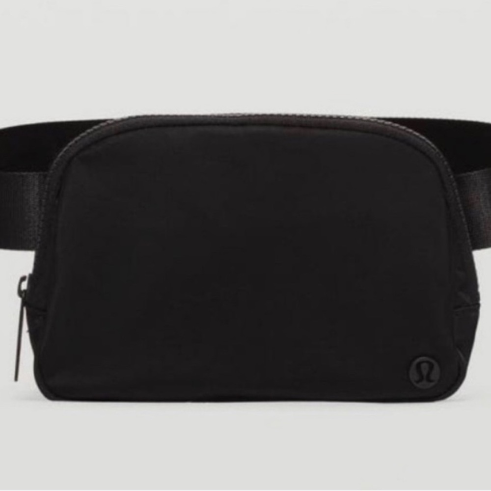 Lululemon Everywhere Belt Bag. One Size. Black.